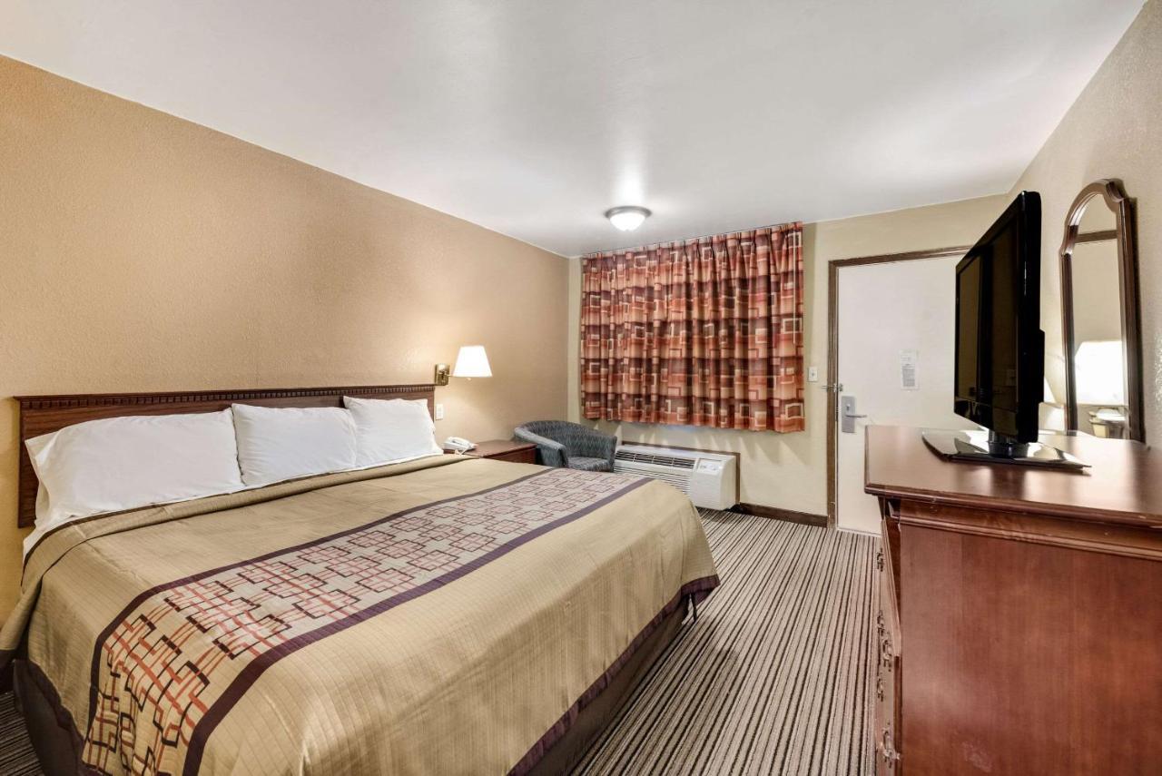 Rodeway Inn Columbus Exteriér fotografie